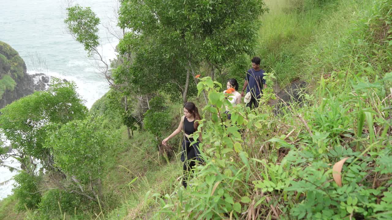 해안 경로 에서 산책 하는 사람 들