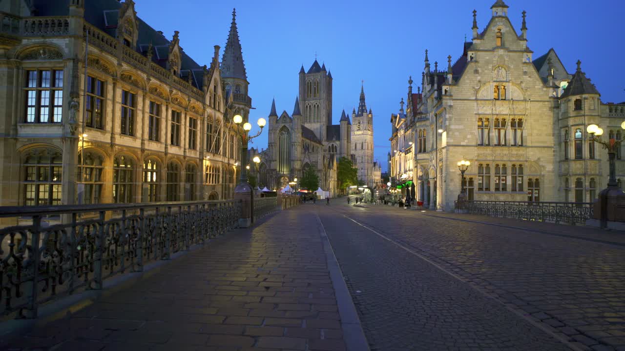 Gand, architettura storica illuminata nel centro storico della città.