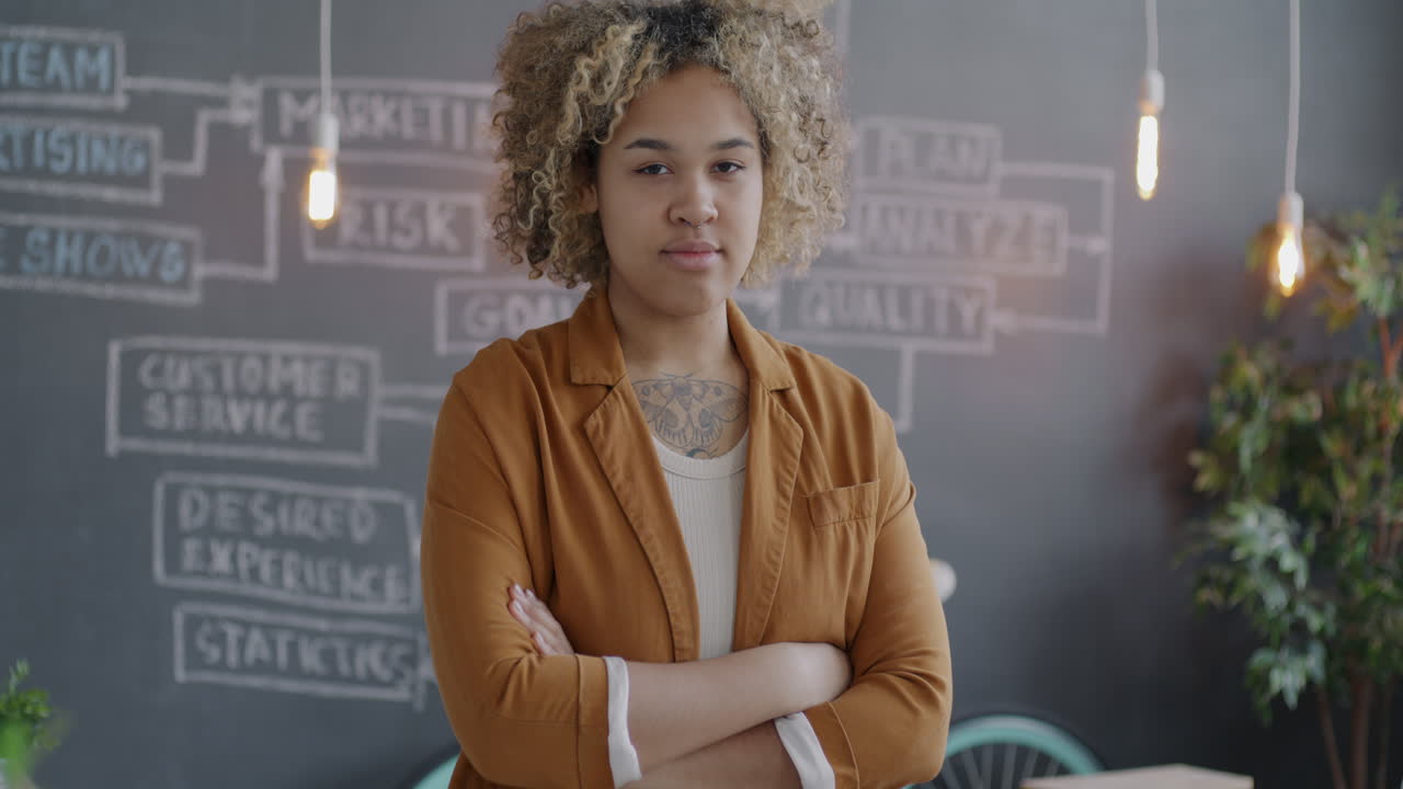 mujer de negocios confiada en una oficina moderna