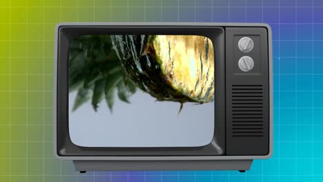 viejo televisor con piña en la pantalla contra el fondo de patrón de cuadrícula