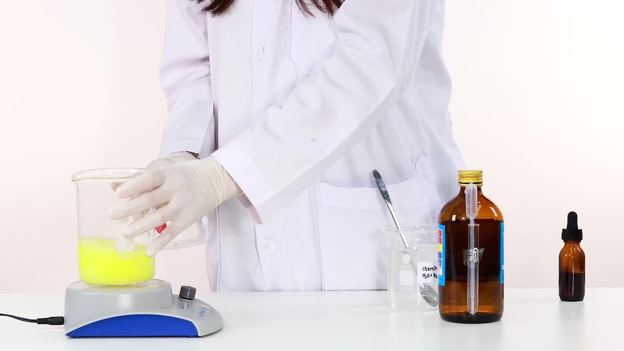 científico demuestra el experimento de reacción de reloj de yodo con equipos de laboratorio