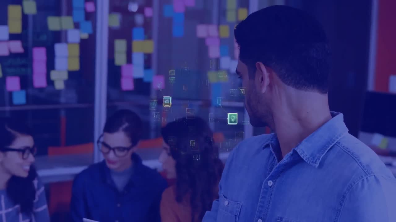 animación de iconos conectados formando un globo sobre un hombre biracial usando una tableta digital en la oficina.