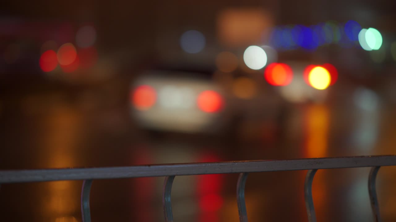 Luci bokeh del traffico stradale notturno sfocato in città