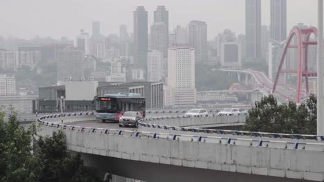 Un-Autobús-Circula-Por-Un-Puente-Elevado