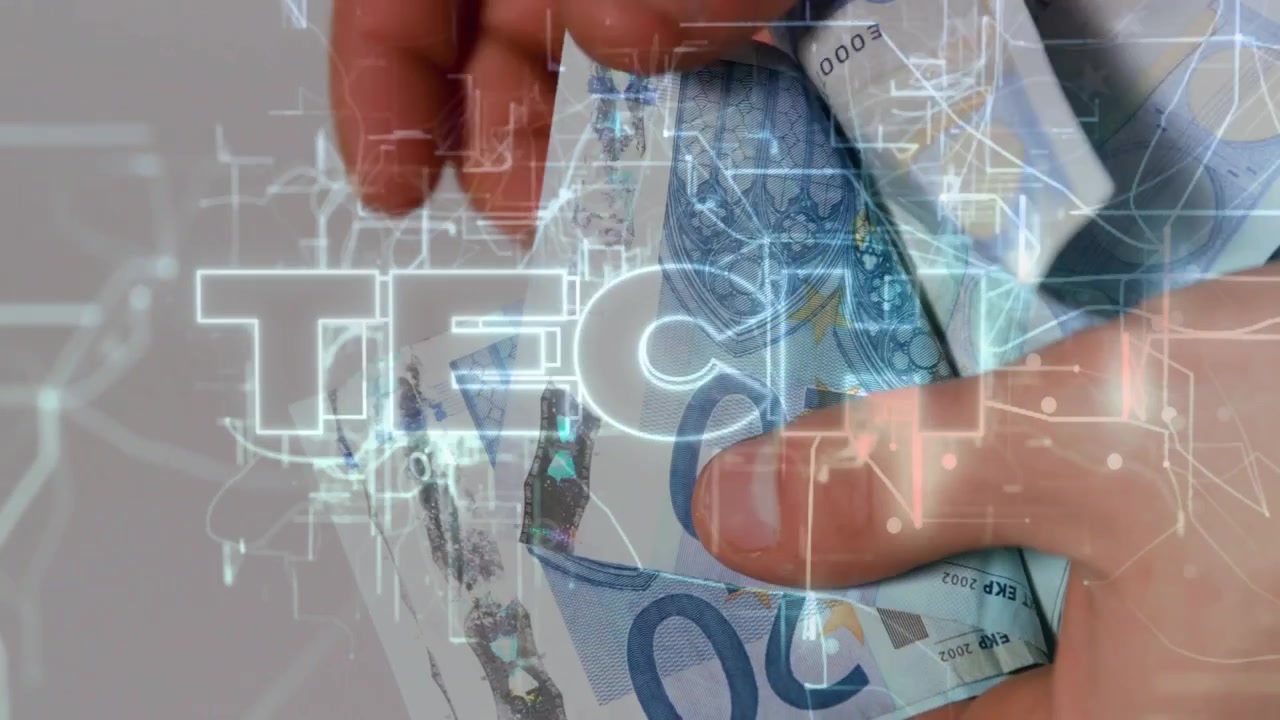Mani che sfogliano banconote in euro controllando la striscia olografica, verificando le banconote con un'overlay di circuiti TECH