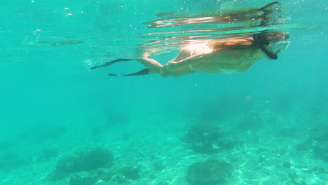 Woman-swimming-in-the-ocean