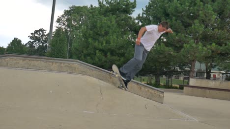 Un-Hombre-Salta-De-Una-Rampa-En-Su-Patineta