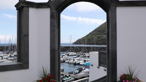 puerto visto a través del arco en angra do heroísmo en la isla terceira, portugal