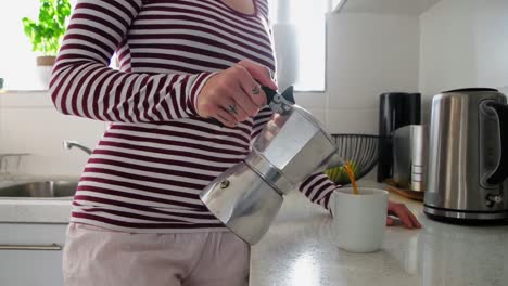 Frau-Bereitet-Zu-Hause-In-Der-Küche-Kaffee-Zu-4k