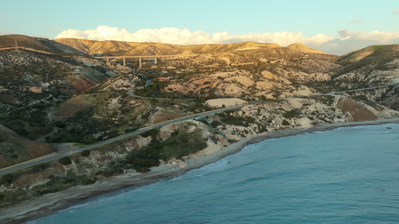 дорога из пафоса в лимасолу вдоль песчаного побережья кипра с видом на пустынные горы на закате