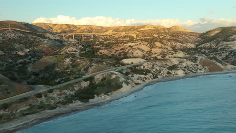 Carretera-De-Paphos-A-Limassola-A-Lo-Largo-De-La-Costa-De-La-Playa-De-Guijarros-De-Chipre-Con-Vistas-A-Las-Montañas-Desiertas-Al-Atardecer