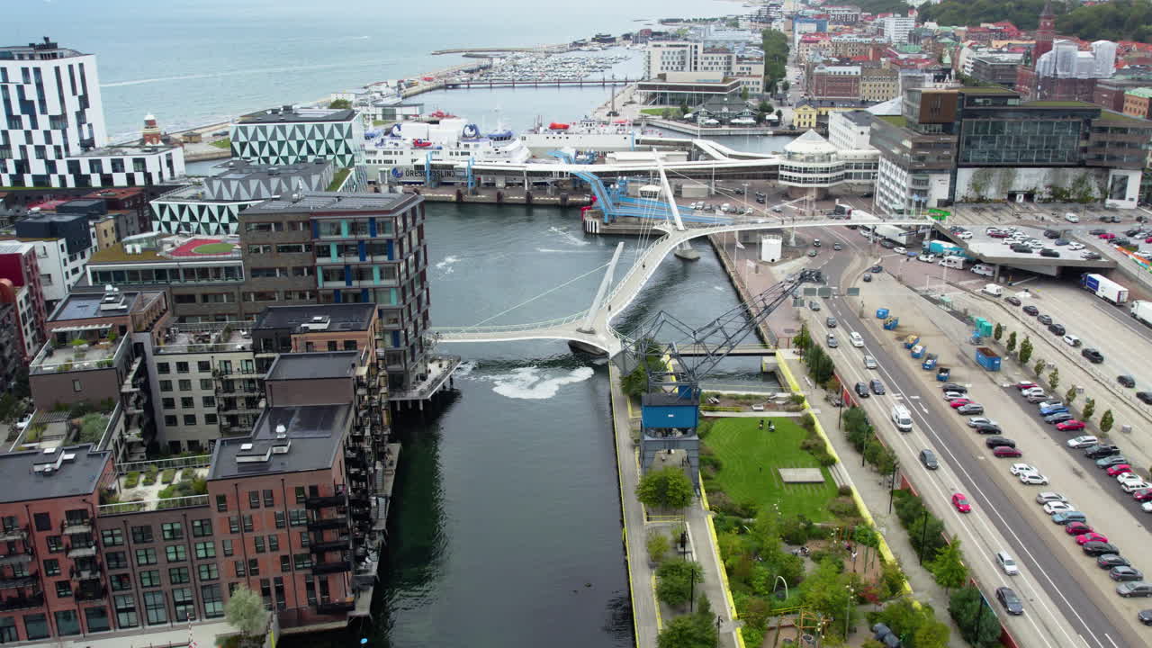 Auto che escono dal traghetto nel porto di Helsingborg sotto un cielo nuvoloso, paesaggio urbano