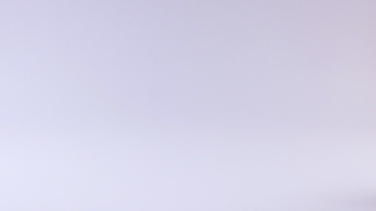 una pelota de fútbol rebota a través de una superficie plana