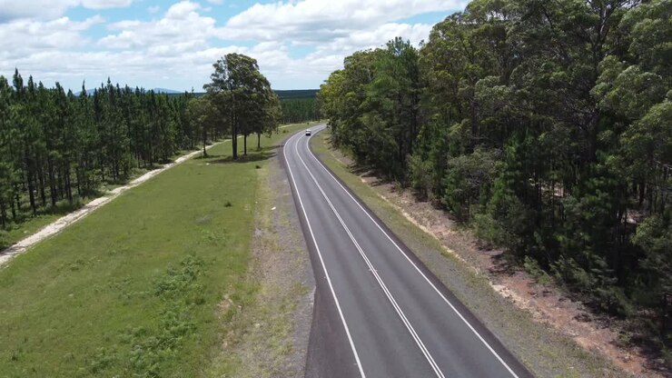 Drone in discesa su una strada di campagna