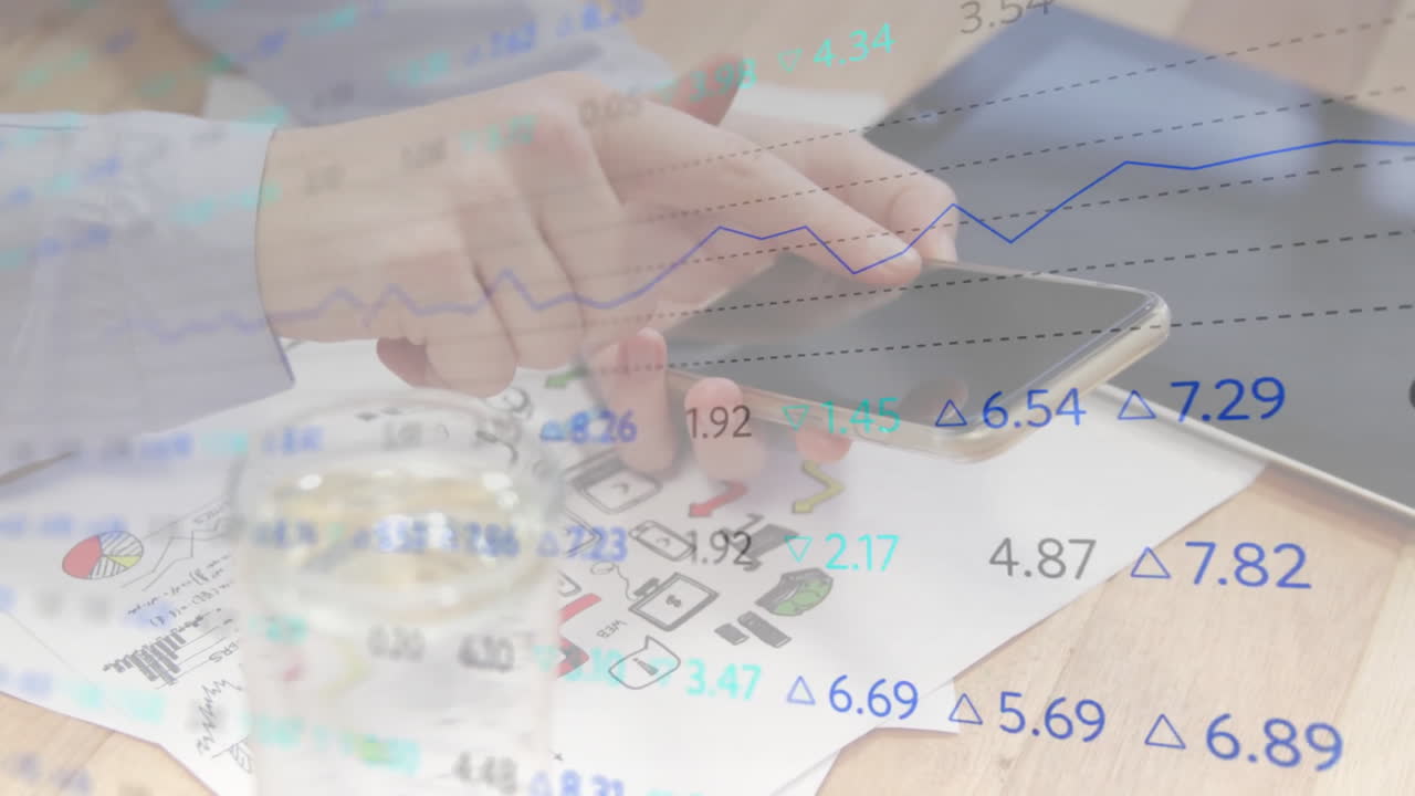 사무실에서 스마트폰을 사용하는 백인 사업가 여성에 대한 금융 데이터 처리 애니메이션