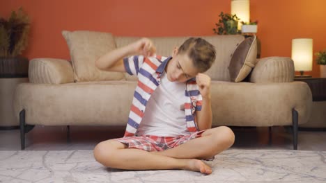 Niño-Alegre-Bailando-En-Casa-Y-Sintiéndose-Feliz.