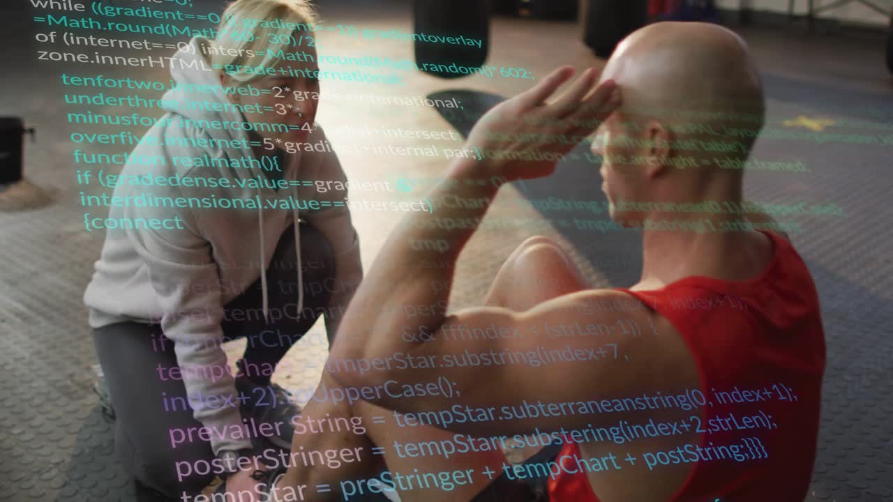 Trainer knielt en ondersteunt enkels, begint met crunches voor de trainee voor fitness, met broncode-overlay