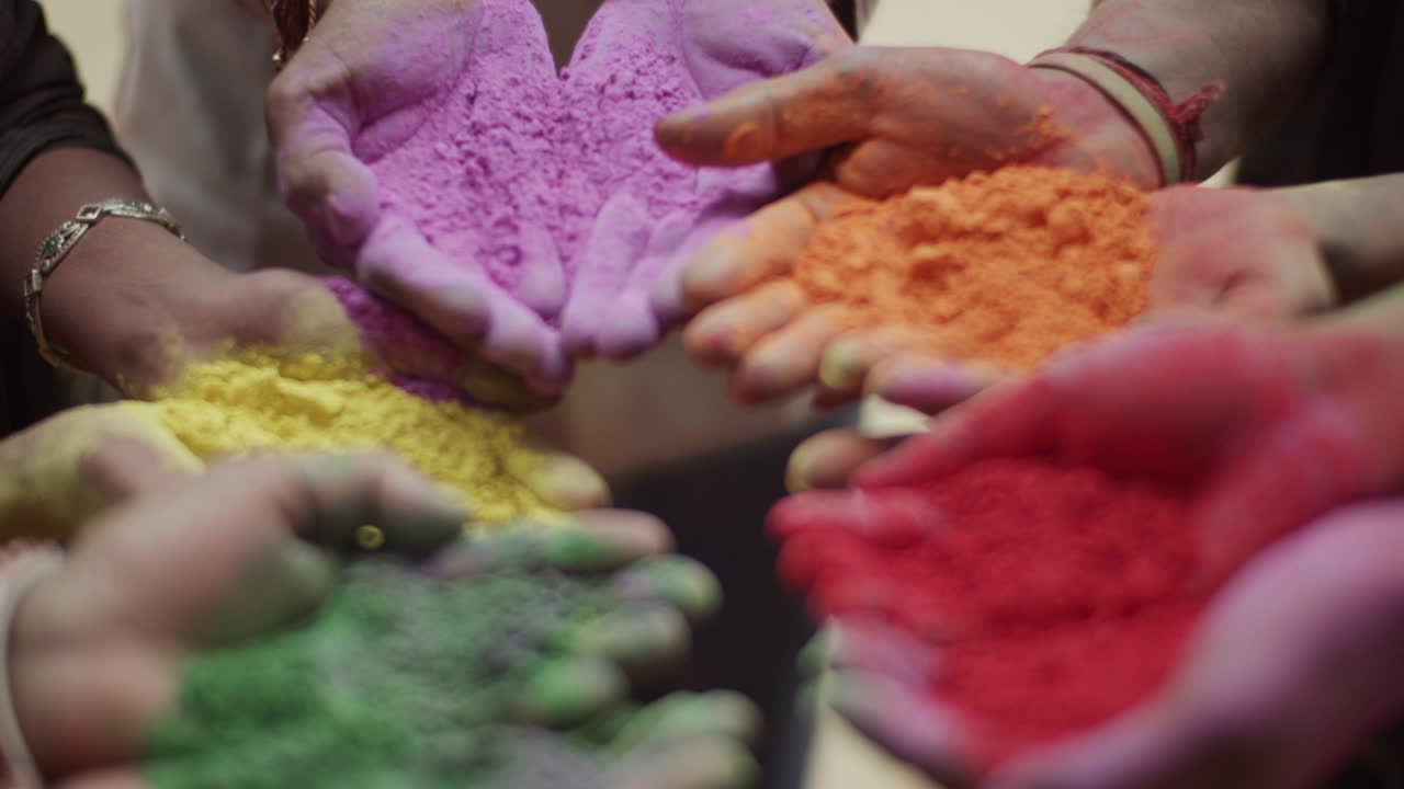Persone multietniche che celebrano il festival dei colori Holi in India