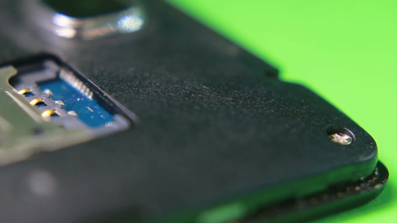 desenrosque el tornillo pequeño del teléfono inteligente con un destornillador magnético