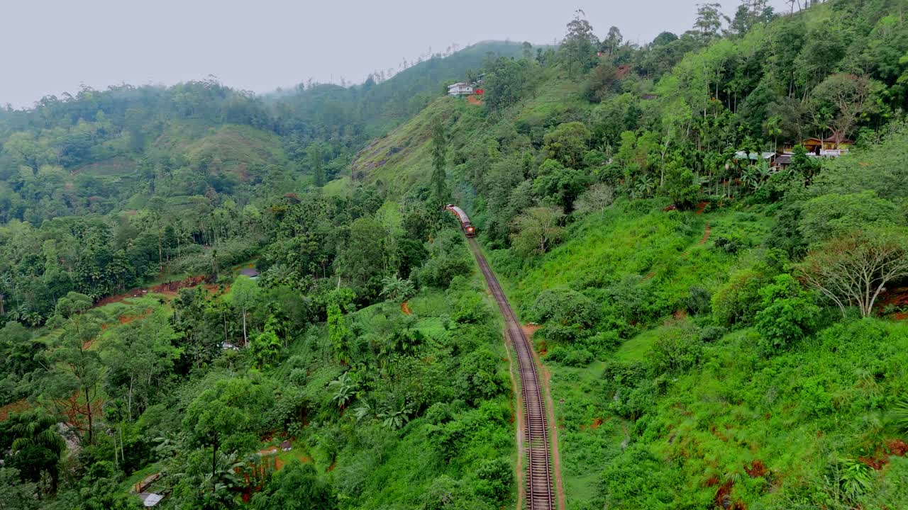 Splendide riprese aeree di un treno che attraversa la panoramica Ella, Sri Lanka