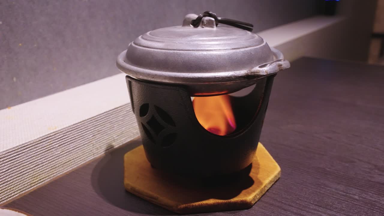 Kama-tyylinen japanilainen liesi Sukiyakin valmistukseen, perinteinen Kaiseki-ateria.