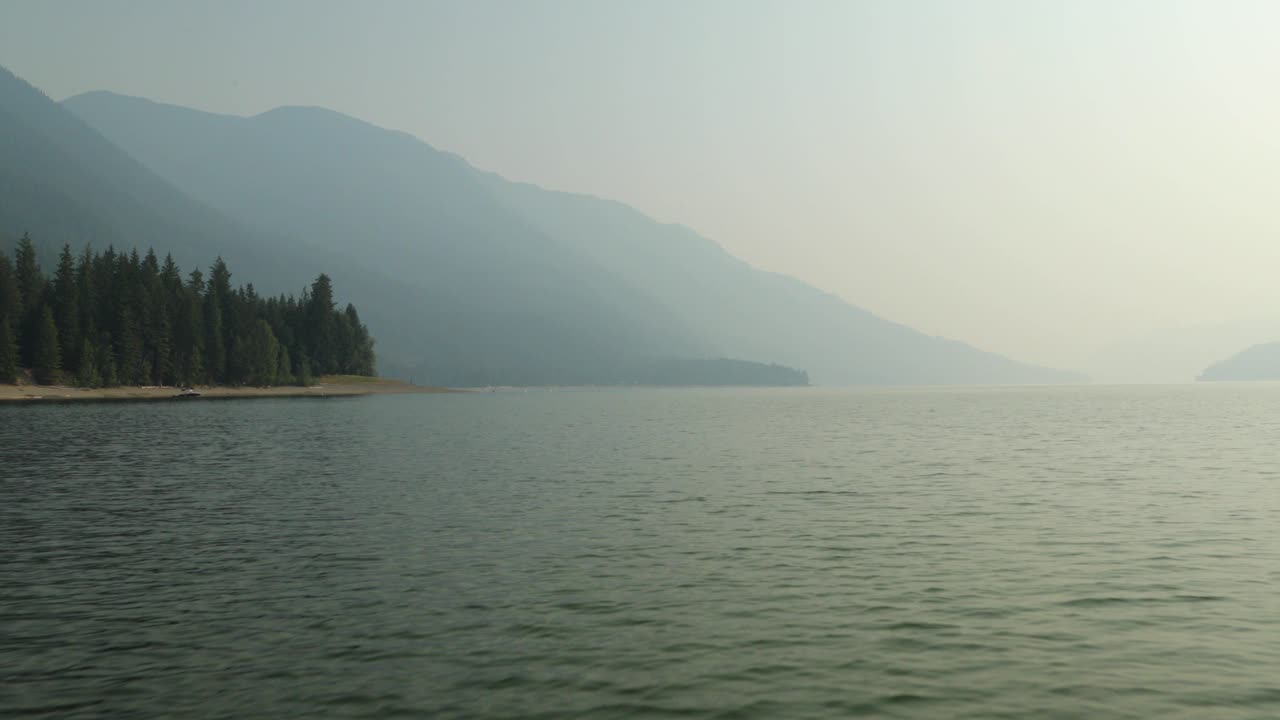 Promenade en bateau sur le lac par une journée enfumée près de Salmon Arm.