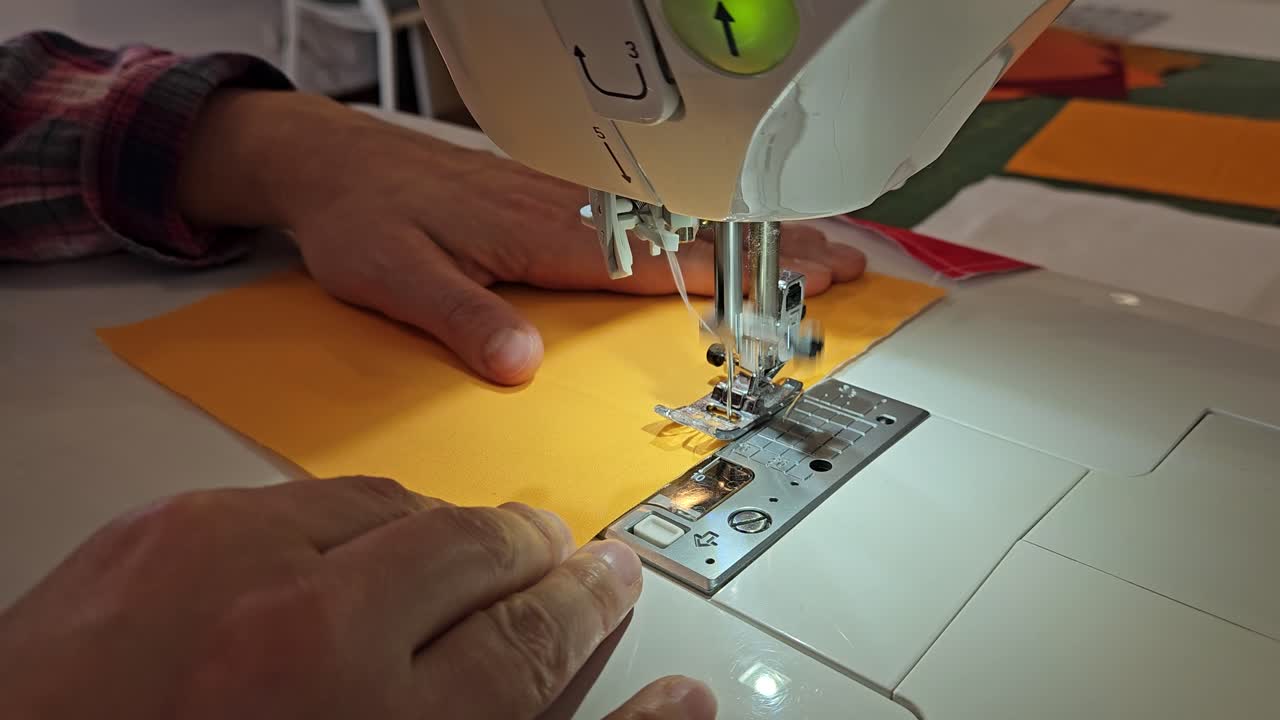 proceso de creación de colchas de patchwork - costura - vista lateral de la máquina de coser