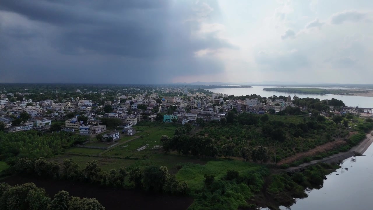 Veduta aerea di un fiume che attraversa la città di Amaravati.