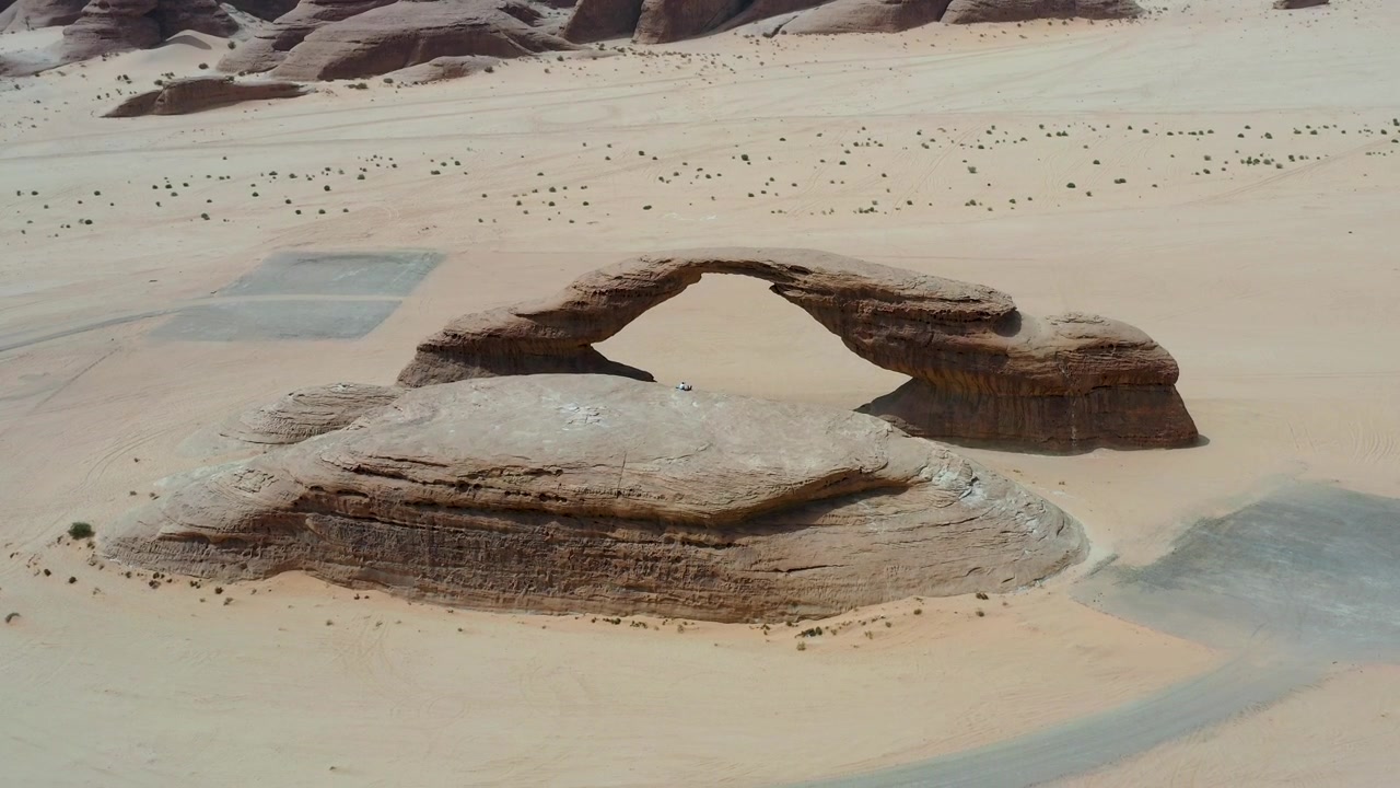 "Arch Rock, Al Ula" Questo video mette in evidenza l'iconica Arch Rock di Al Ula, la sua straordinaria formazione e la bellezza del deserto. Ideale per promozioni turistiche e di avventura.