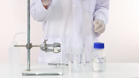 experimento científico que demuestra la descomposición del carbonato de cobre
