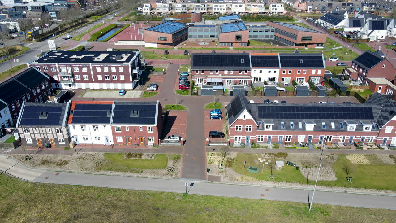 plataforma rodante de suburbano alojada con paneles solares en los tejados