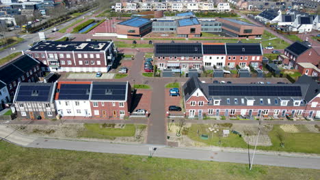 plataforma rodante de suburbano alojada con paneles solares en los tejados