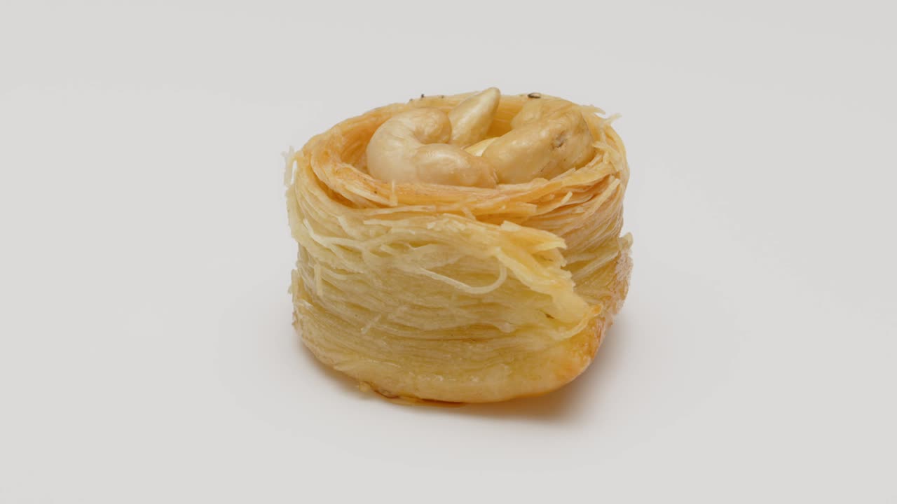 pastel de baklava turco aislado sobre un fondo blanco