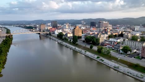 fiume kanawha aereo con charleston west virginia sullo sfondo