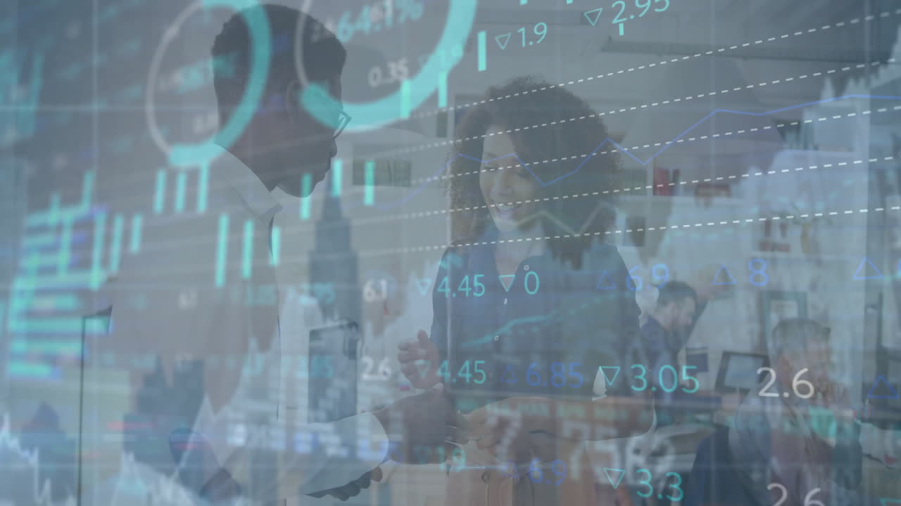 금융 데이터 처리 및 도시 풍경의 애니메이션 다양한 동료들이 사무실에서 손을 흔들고 있습니다.