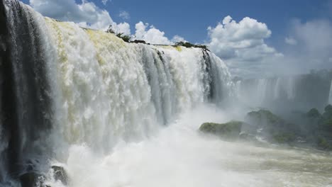 amplia panorámica de un hermoso valle de cascadas con un cielo brillante y hermoso en iguacu, brasil, un paisaje colorido en una hermosa selva tropical, arroyos de agua que caen en iguazu, américa del sur.