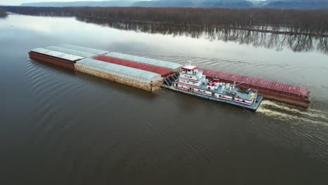 Un-Remolcador-Empuja-Barcazas-Hacia-El-Norte-En-El-Río-Mississippi-3