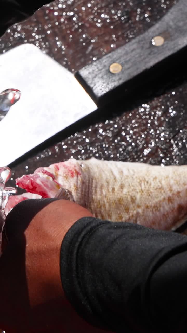 푸켓 의 배 에서 물고기 를 준비 하는 일