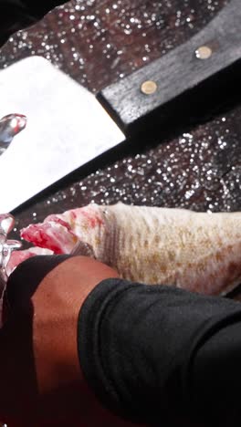 preparando pescado en un barco en phuket