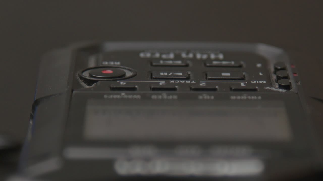 작은 음성 녹음기에서 손가락으로 녹음 버튼을 두 번 누르면