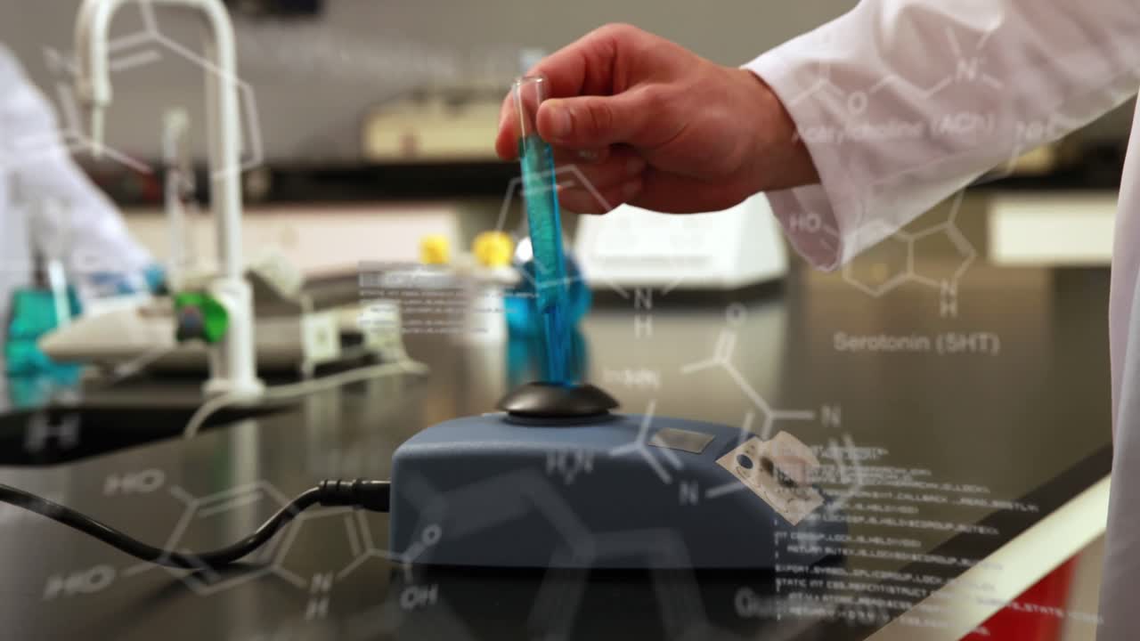 컴퓨터 언어의 애니메이션은 두 인종의 과학자가 기계에 실험관을 넣는 절단된 손 위에 있습니다.