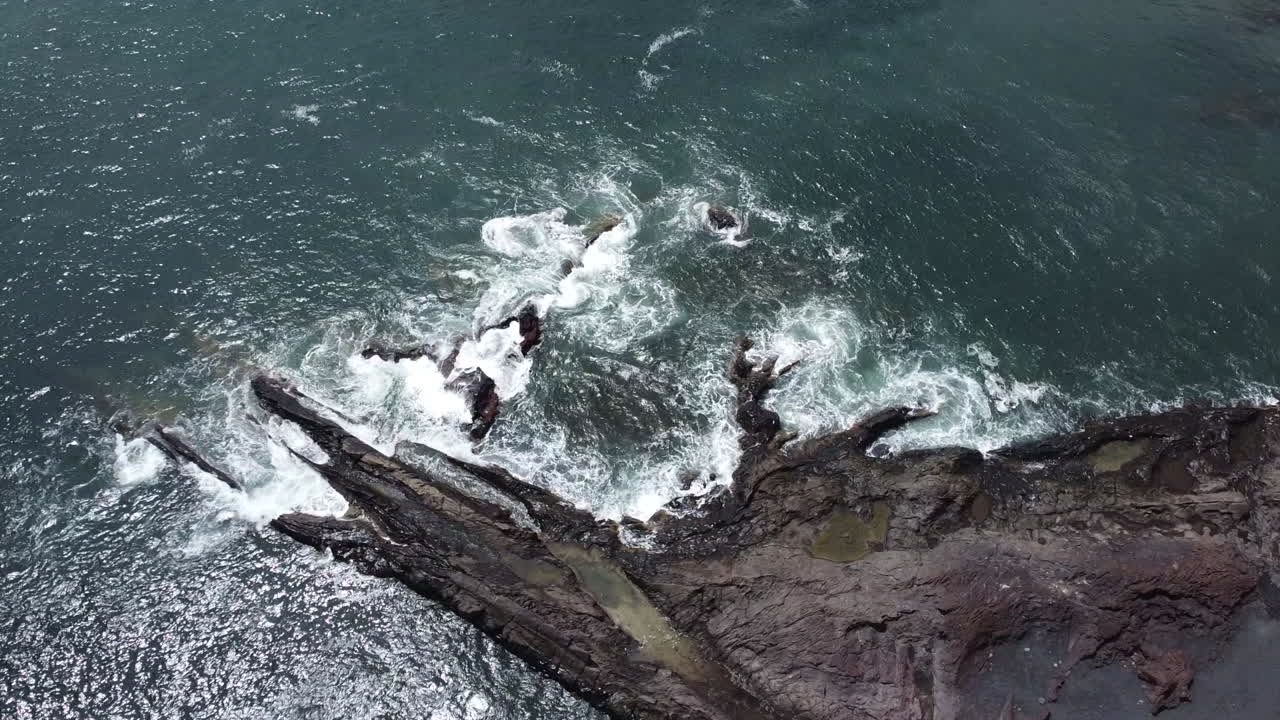 grandes olas golpean en los acantilados