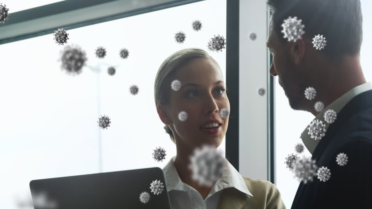 анимация плавающих макроковид-19 клеток над кавказской женщиной с помощью ноутбука в аэропорту