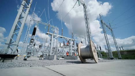 construcción de una subestación de transformador. ingeniero eléctrico control de cableado de energía eléctrica en torre de acero, construcción eléctrica y servicios de mantenimiento en todo, infraestructura de transmisión de energía eléctrica, transmisión de máximo voltaje