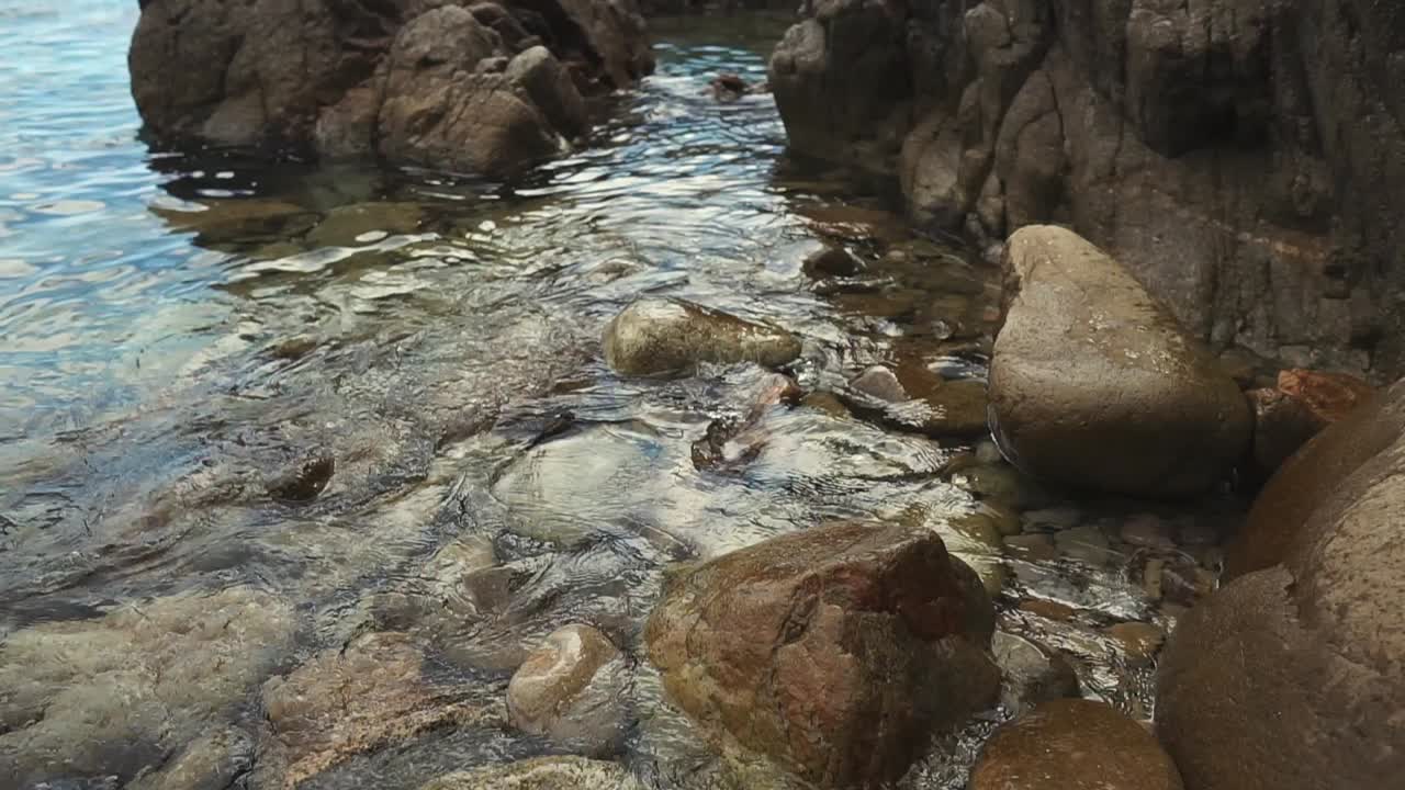 Costa rocciosa con acqua cristallina
