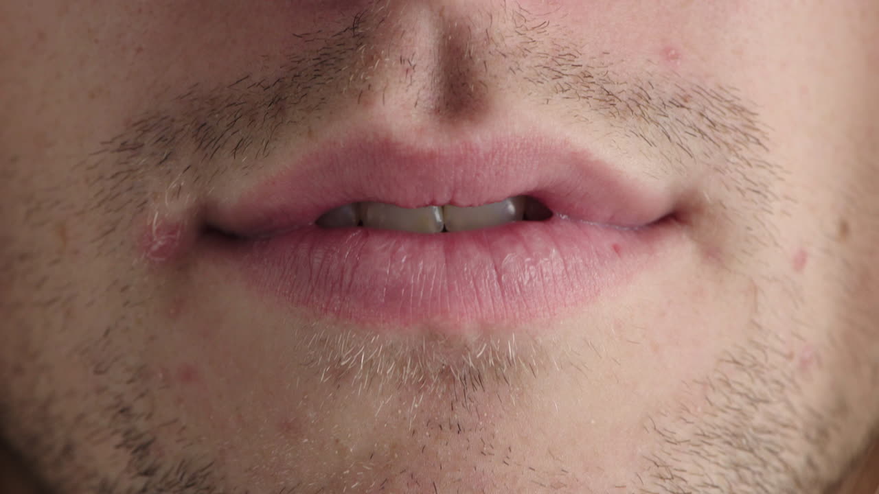 cerca de los labios de un joven caucásico boca de un hombre sin afeitar pelo facial cuidado de la piel salud