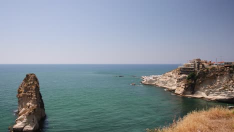 Rocas-De-Palomas-Y-Barrio-Residencial-Costero-De-Rawche-En-Beirut,-Líbano