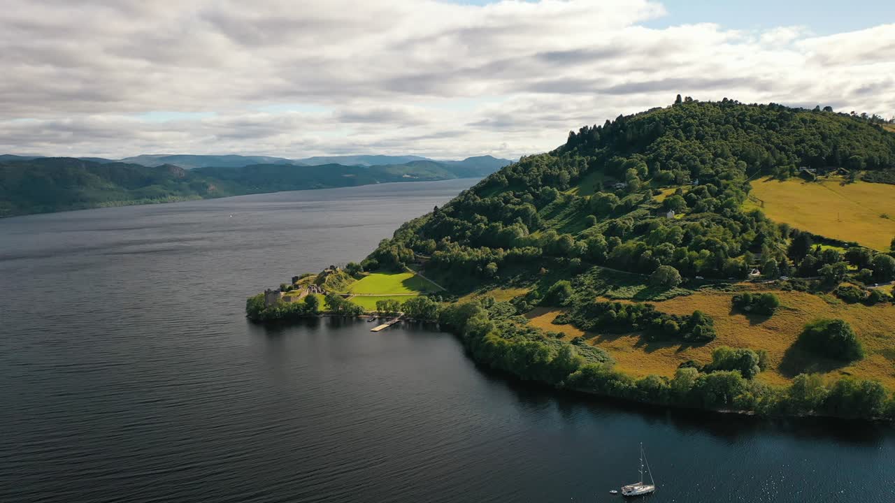 스코틀랜드 고원 에 있는 우크하트 성 을 향해 날아가는 로크 네스 (loch ness) 위 의 무인기