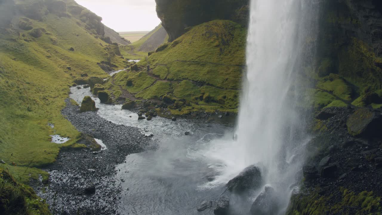 hermosa cascada oculta de kvernufoss en la región sur de islandia.