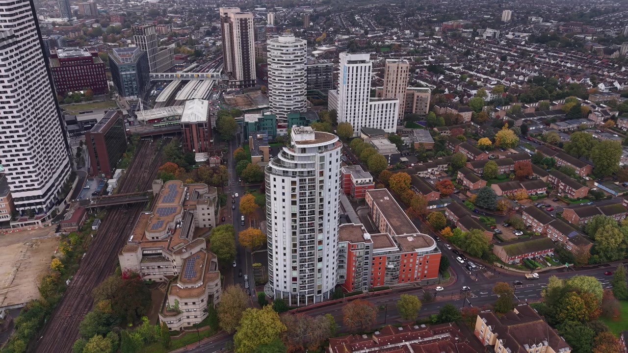 Vista aérea do centro da cidade de Croydon, com arranha-céus e ruas urbanas.